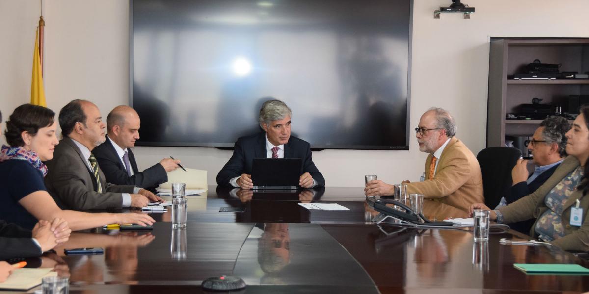 El ministro Uribe con la junta directiva de Sociedades Científicas.