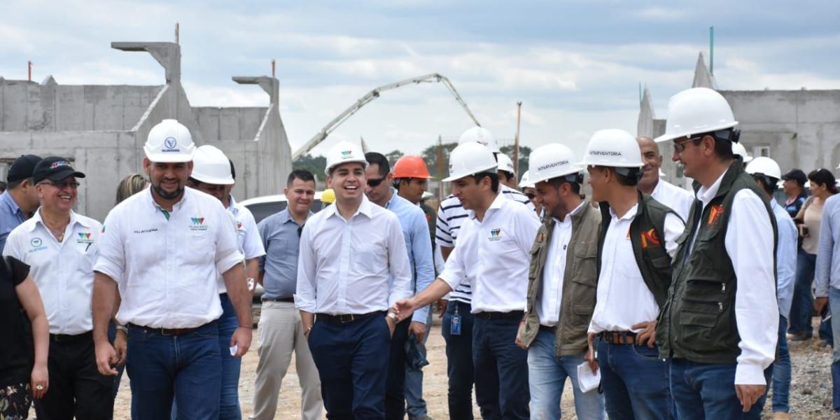 Ministro de Vivienda,, Jonathan Malagón, y el alcalde de Villavicencio, Wilmar Barbosa, durante la visita al proyecto de vivienda en La Madrid.