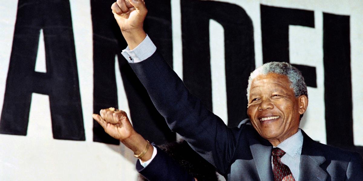 Nelson Mandela, líder sudafricano que estaba en contra de la segregación racial, es liberado en 1990 tras pasar 27 años en la cárcel.
