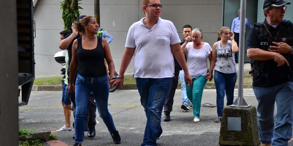 Momento en el que Johan Stiven García llega con los otros capturados a la sede de la Fiscalía en Pereira.