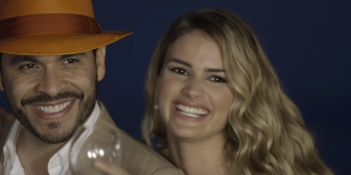 Abelardo de la Espriella y su esposa en el video de 'Volare'.