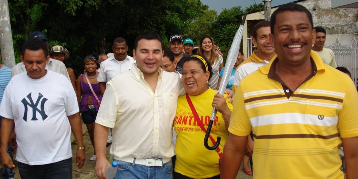 Senén Cantillo (derecha), alcalde de Turbaná, Bolivar.