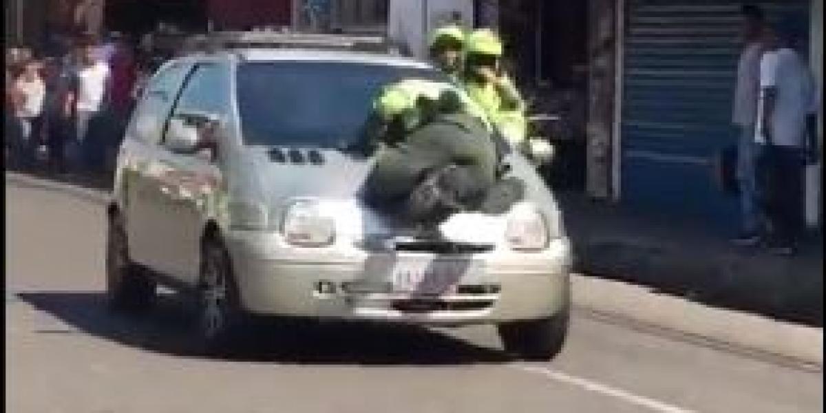El hecho quedó registrado en vídeo y se ve cómo el auto conducido por una mujer embiste al uniformado y lo arrastra por varios metros