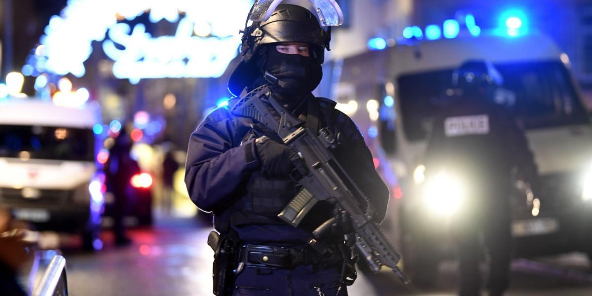 Oficiales de policía hacen guardia cerca a donde podría ubicarse al atacante tras un tiroteo mortal en el Mercado de Navidad de Estrasburgo, Alsacia, (Francia). Al menos tres personas murieron.