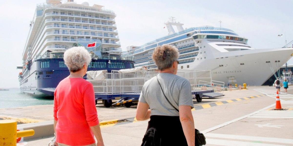 Cartagena se llena de turistas, en su mayoría 'gringos' y canadienses durante la gran temporada de cruceros.