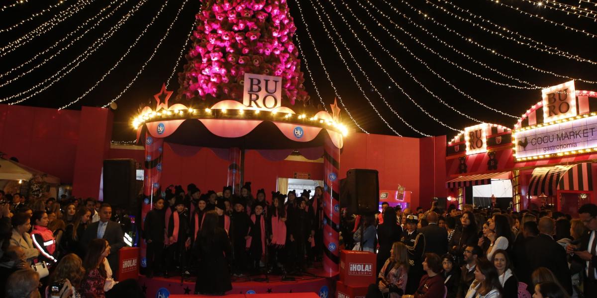 Un árbol de más de 20 metros de altura decorado con osos de peluche da la bienvenida a la Villa Navideña de Buró, la feria con más de 300 expositores para hacer las compras de Navidad.
