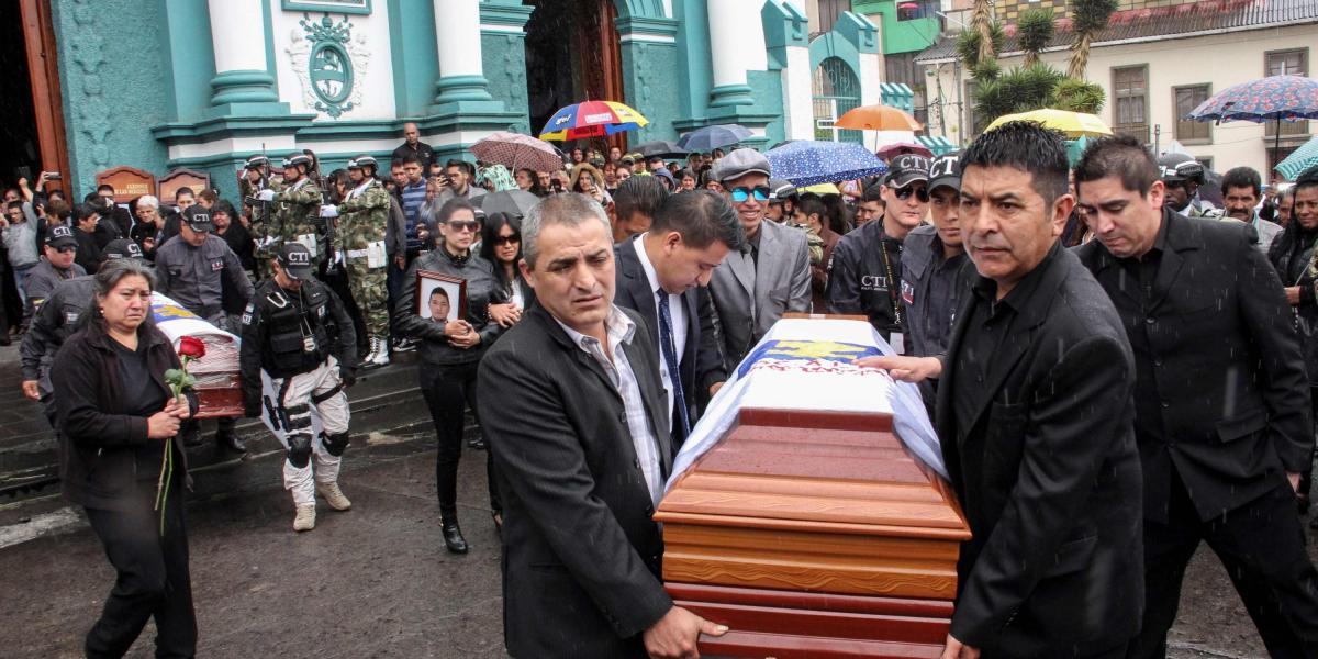 Colegas llevan el ataúd de uno de los tres oficiales de la Unidad de Investigación Técnica de Colombia (CTI) asesinados en Tumanco, el 13 de julio de 2018.