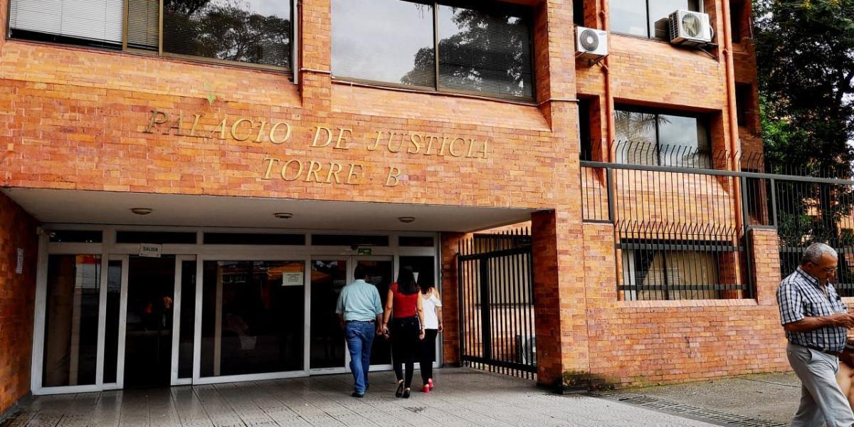 Ante un juez en el Palacio de Justicia de Villavicencio serán presentadas las doce personas capturadas, incluidos dos policías.