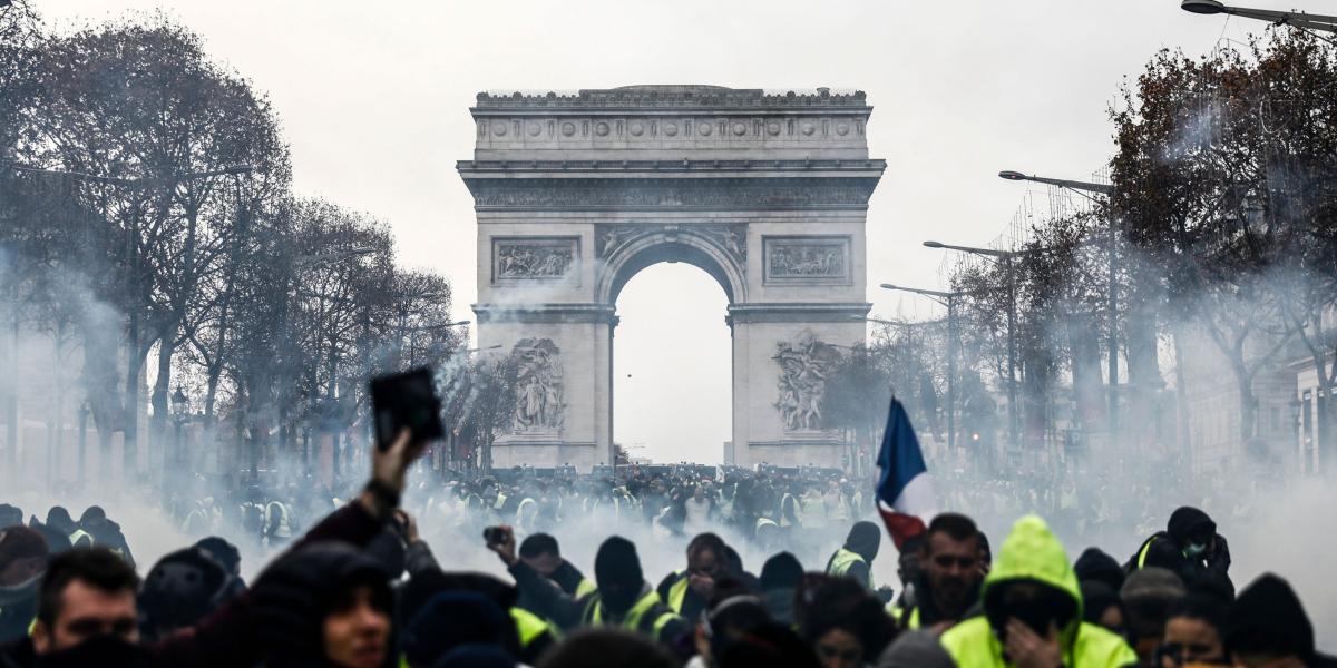El pasado 8 de diciembre, los "chalecos amarillos" se manifestaron contra el aumento en el costo de la vida a los altos impuestos cerca del Arco de Triunfo en Francia.