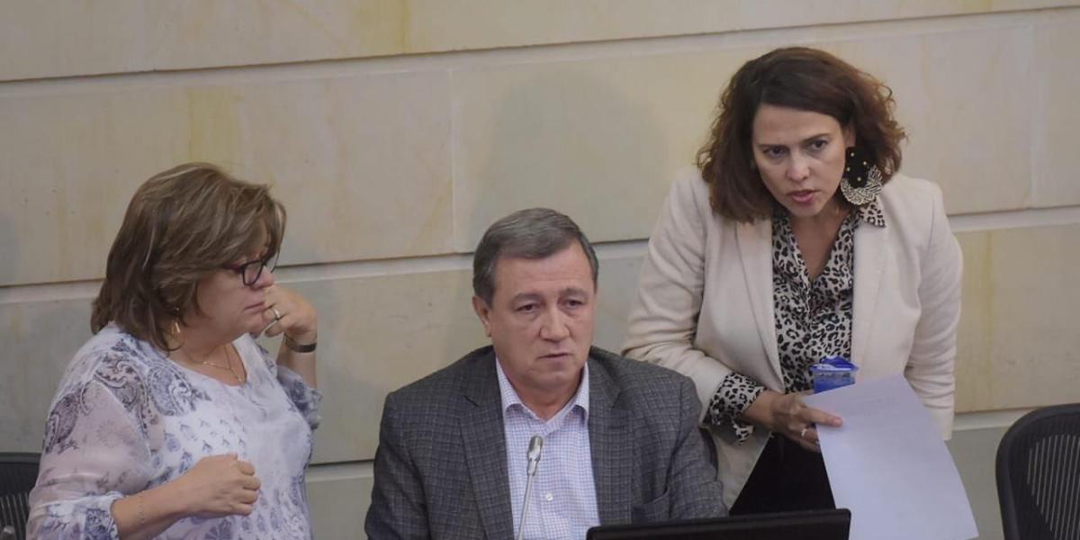 Gloria María Borrero, ministra de Justicia, Ernesto Macías, presidente del Senado, y Nancy Patricia Gutiérrez, ministra del Interior en el debate.