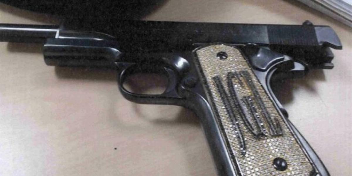 Foto de la pistola con las iniciales de 'El Chapo' que la fiscalía de EE. UU. presentó como prueba en el juicio en Nueva York.