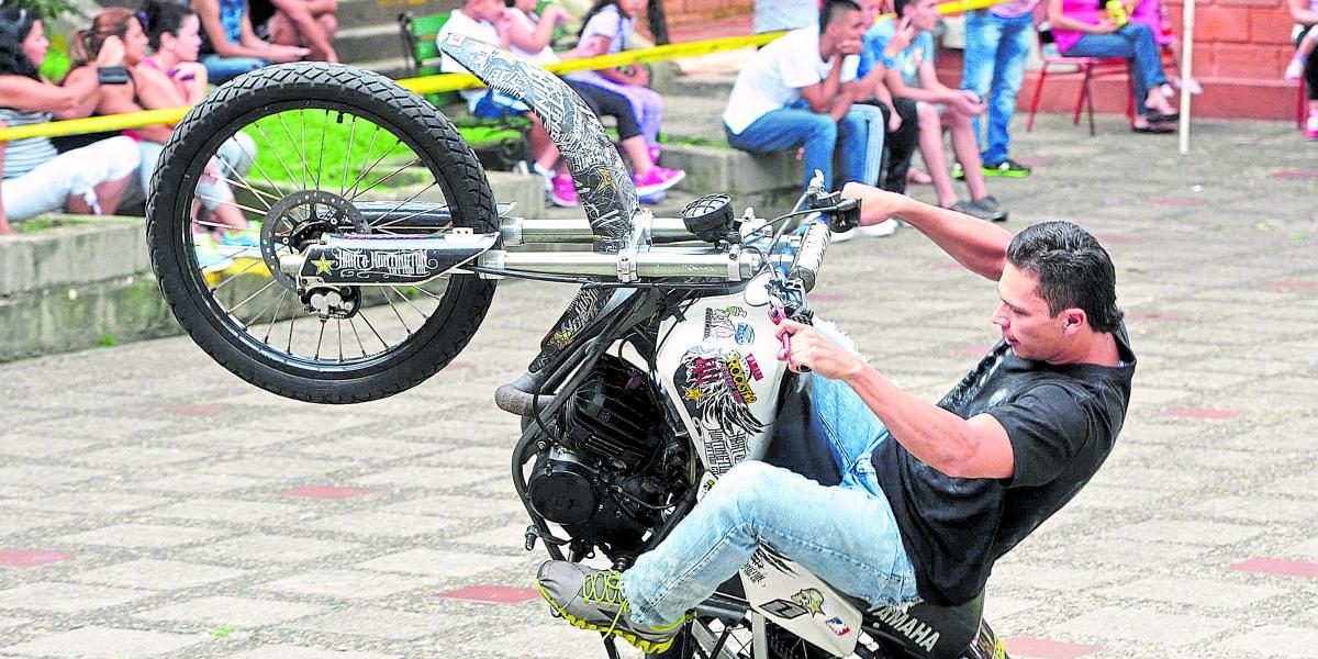 Algunos aficionados de las motos improvisan piruetas en las calles de los barrios.