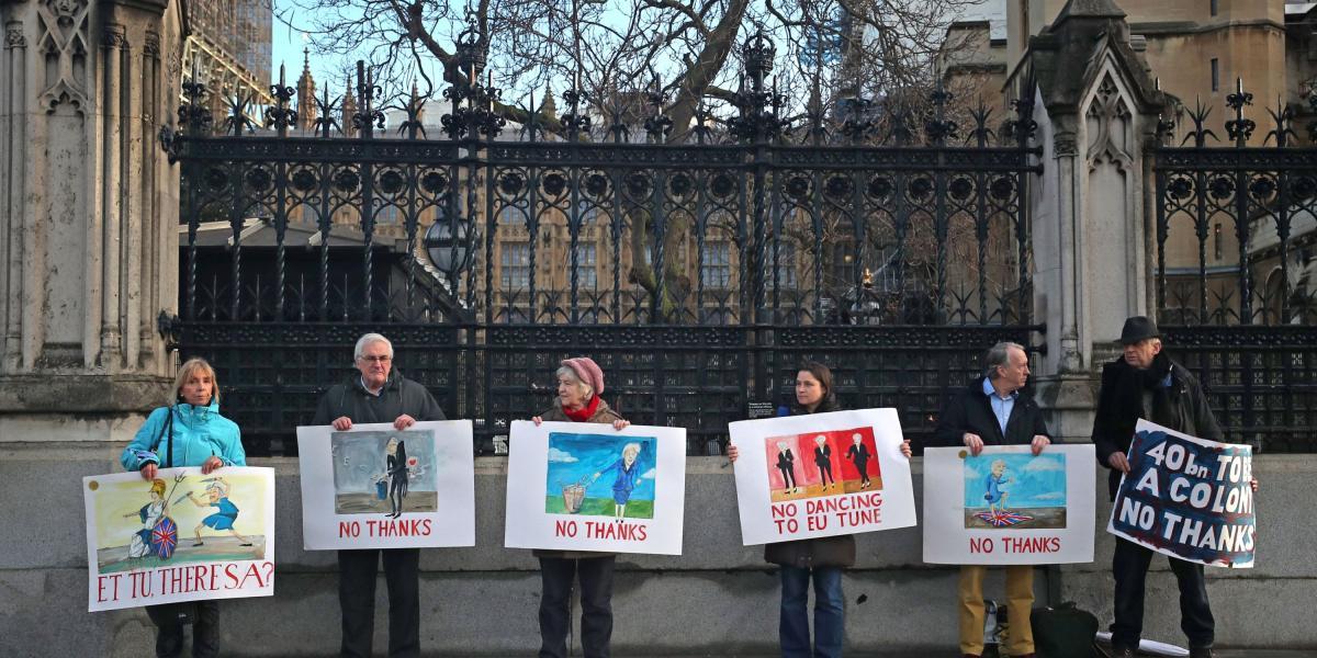 Los partidarios del 'brexit' tienen pancartas afuera de las Casas del Parlamento en Westminster, Londres, este miércoles.
