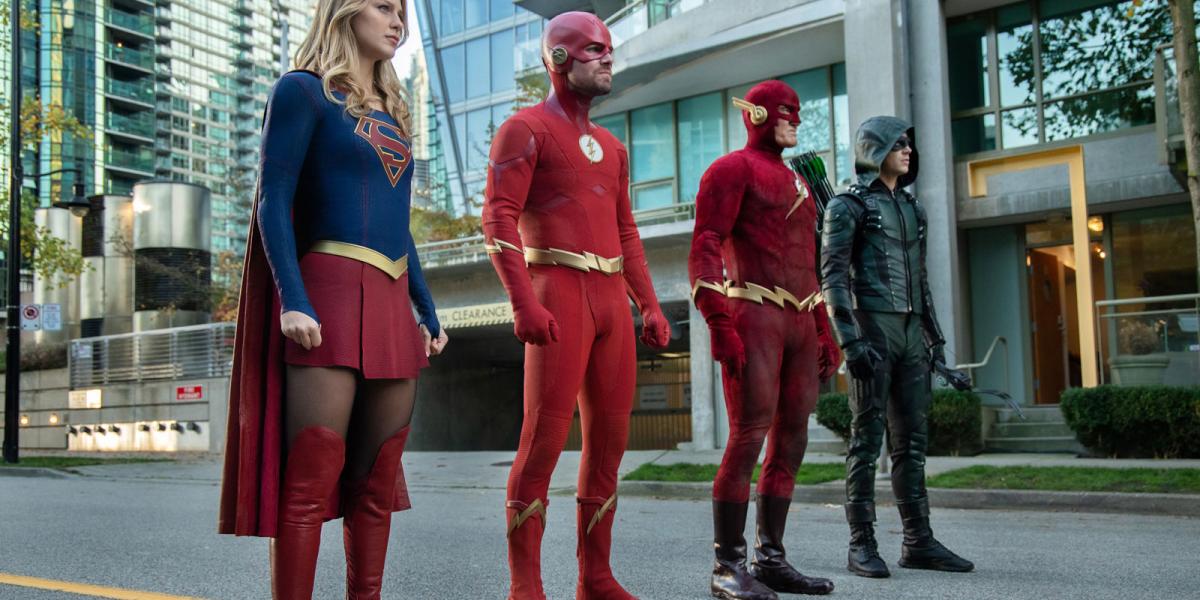 Supergirls junto a Flash, su par de otra dimensión, y Arrow.