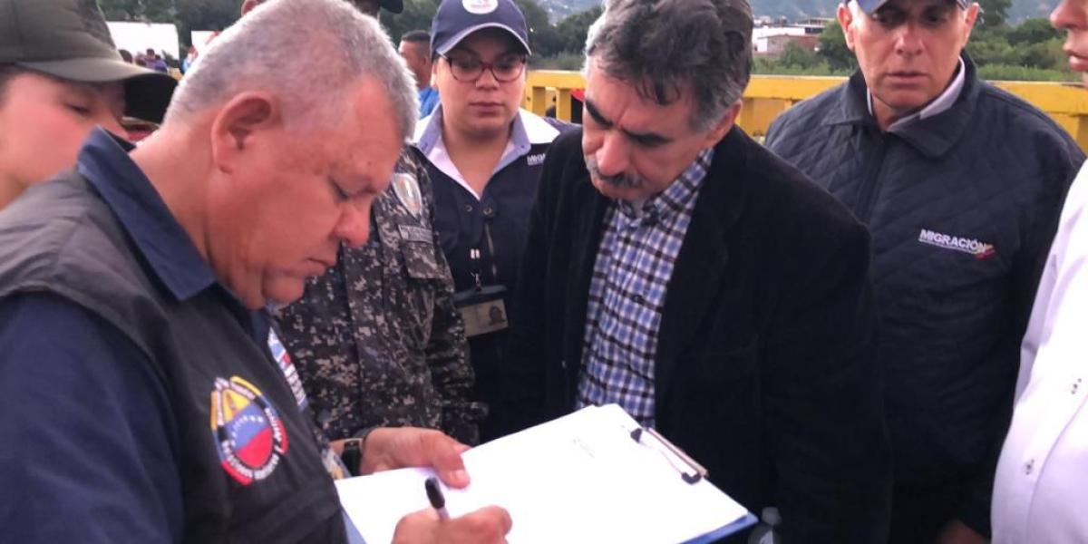 En la mañana de este jueves, expulsa a Carlos Pino por la frontera entre Colombia y Venezuela en la ciudad de Cúcuta.
