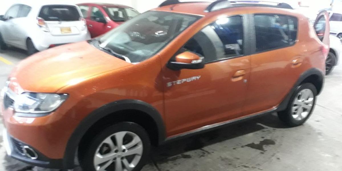 Este es el automóvil Renault Sandero color naranja extremo con placa IWZ-551 robado con el niño de 12 años abordo.