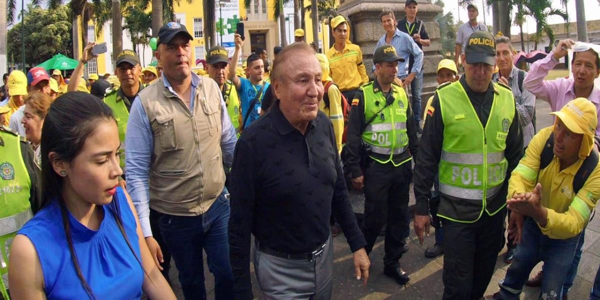 En la tarde de este jueves el alcalde de Bucaramanga, Rodolfo Hernández, volvió al palacio municipal en medio de un grupo de ciudadanos que le dio la bienvenida.