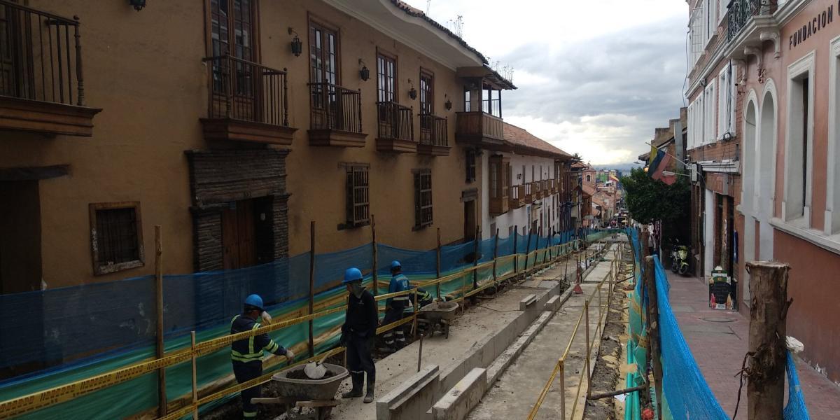 Así lucen hoy las obras entre las carreras 3.ª y 4.ª (calle de La Fatiga). Se instalarán faroles, materas, bancas y lozas de piedra en el suelo.