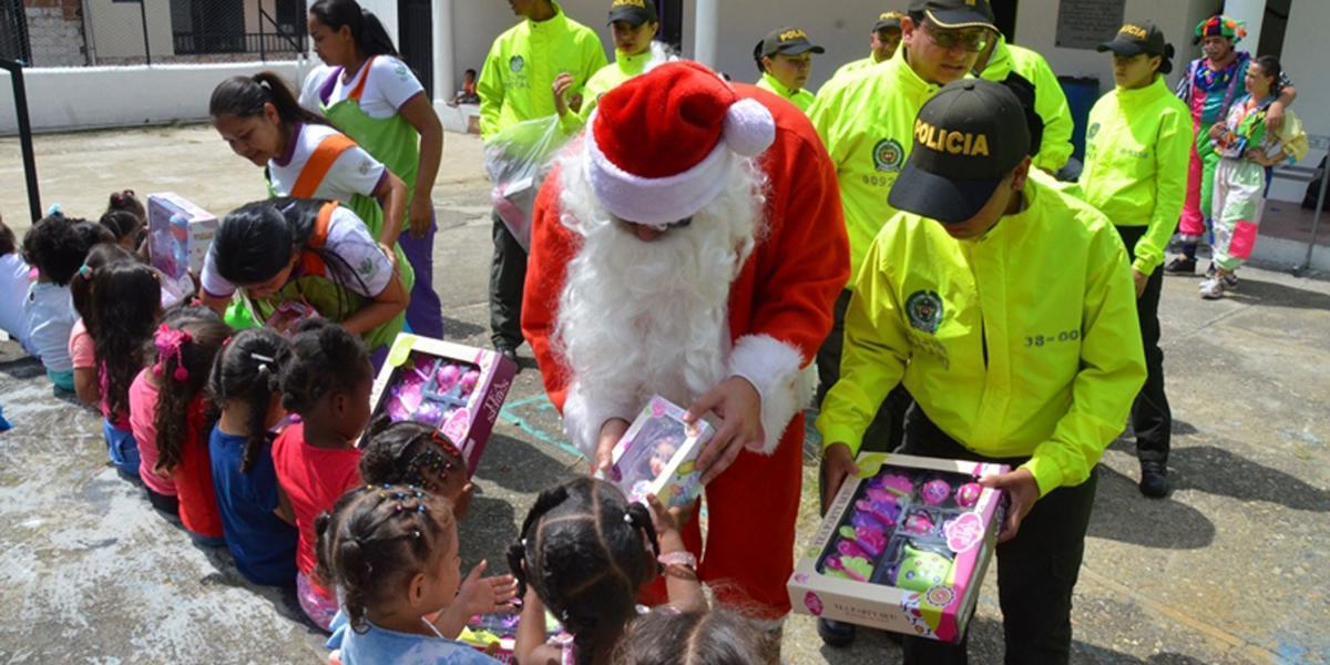 Más de 2.500 regalos entregó Policía Antioquia a los niños en condición de pobreza de Antioquia