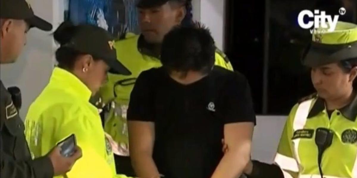 Este hombre fue capturado por la policía por grabar a sus clientes mientras se probaban ropa.