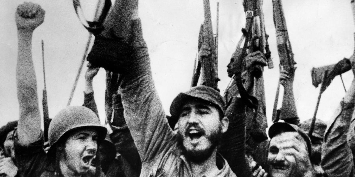 Fidel castro (c) celebrando la victoria del movimiento revolucionario sobre el régimen de Fulgencio Batista en enero de 1959. A la izquierda, su hermano Raúl Castro.