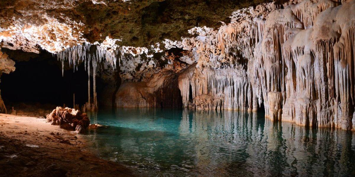 Río Secreto es un sistema de cuevas semiinundadas ubicado a 10 minutos de Playa del Carmen, México.