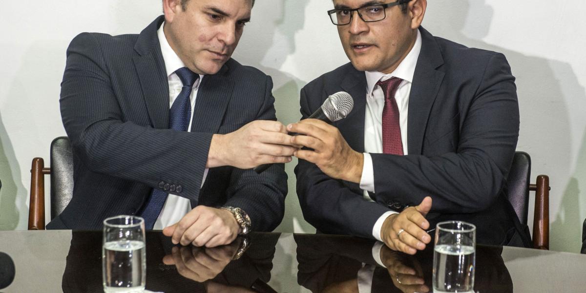 Los fiscales Rafael Vela (izq.) y Jose Domingo Perez hablaron durante una conferencia de prensa esta martes en Lima.