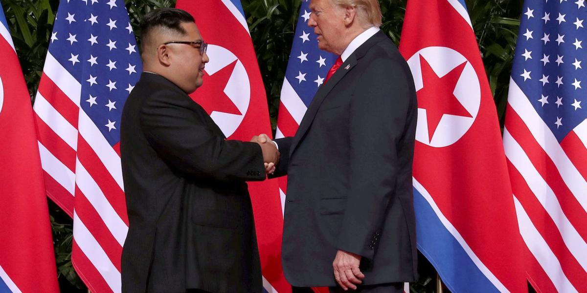 Kim Jong-un (i.) líder de Corea del Norte y Donald Trump, presidente de Estados Unidos, en sui encuentro de junio del 2018 en Singapur.