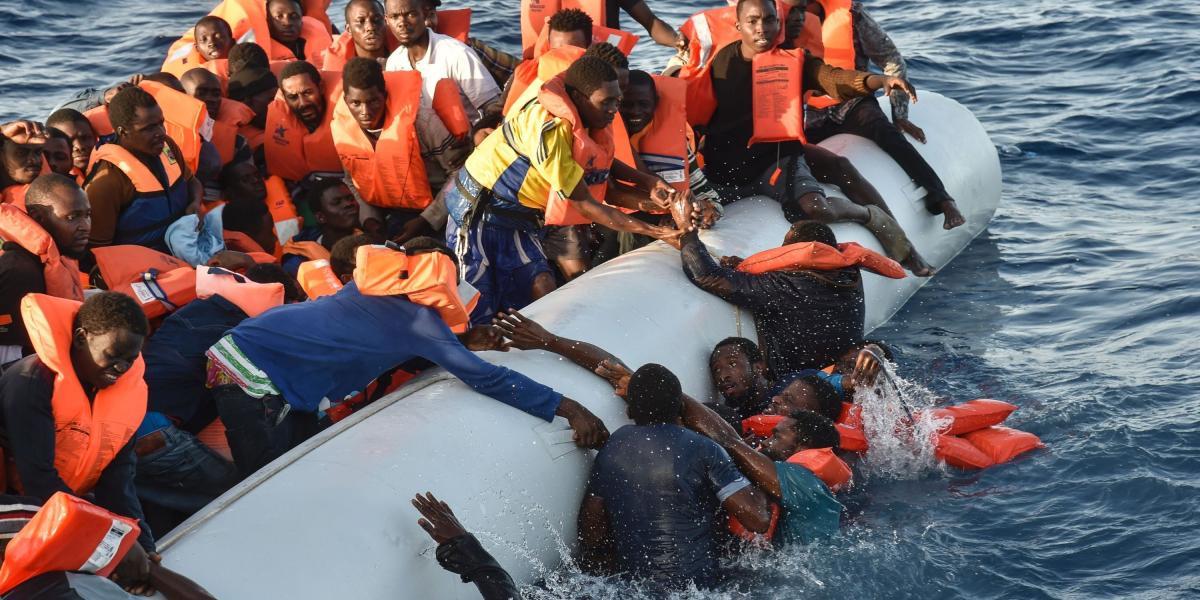 Miles fallecen al naufragar las embarcaciones en que intentan llegar a las costas de Italia y de España.