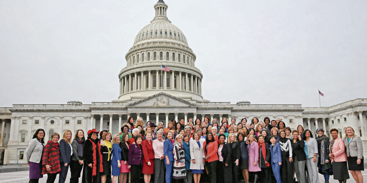 La presidenta de la Cámara Baja, Nancy Pelosi, junto a las nuevas diputadas del Congreso de EE. UU.