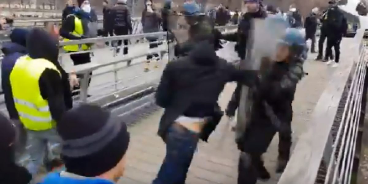 Exboxeador hace retroceder a la Policía de Francia en una nueva protesta de los 'chalecos amarillos'.