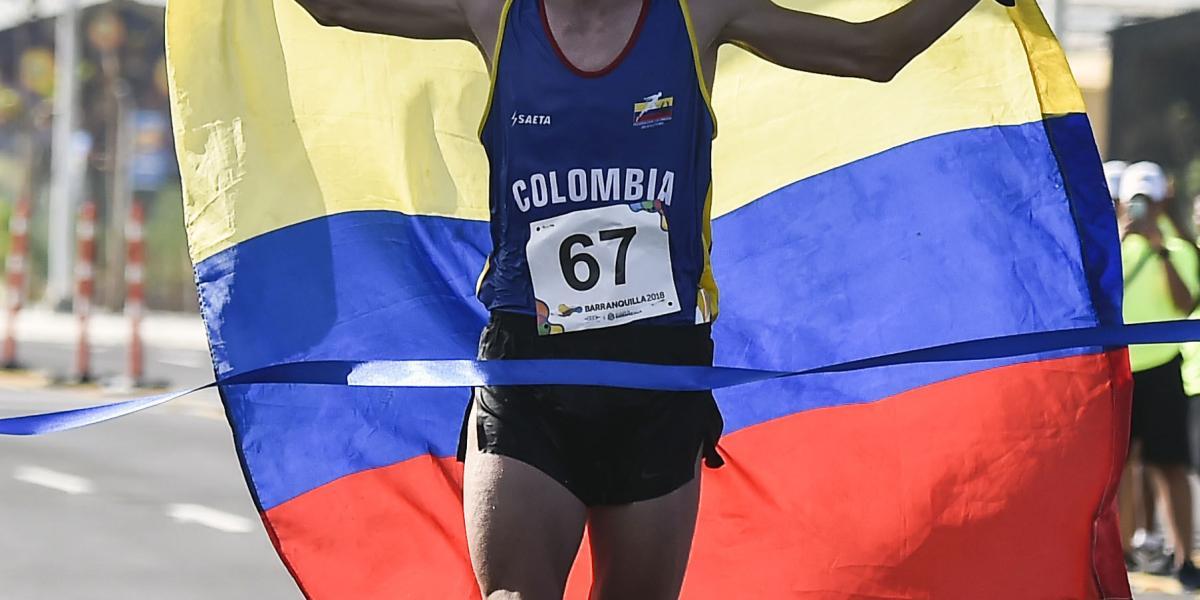 Momento en el que Jeisson gana la Maratón de los Centroamericanos y del Caribe 2018 y obtiene la medalla de oro.