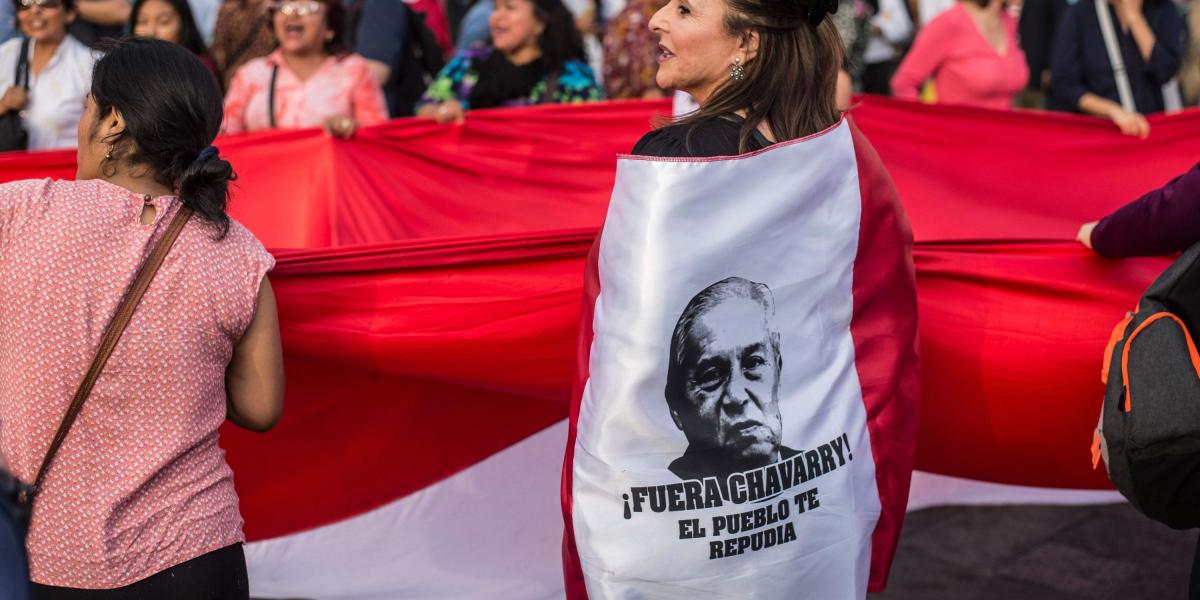 Manifestantes protestan contra el fiscal general del Perú, Pedro Chávarry, quien tuvo que renunciar a su cargo este martes.
