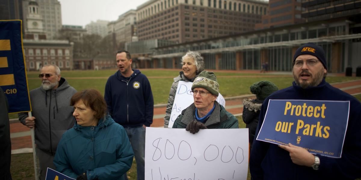 Funcionarios federales en paro se reunieron en Filadelfia para protestar por el cierre de Gobierno que afecta a más de 800.000 funcionarios.