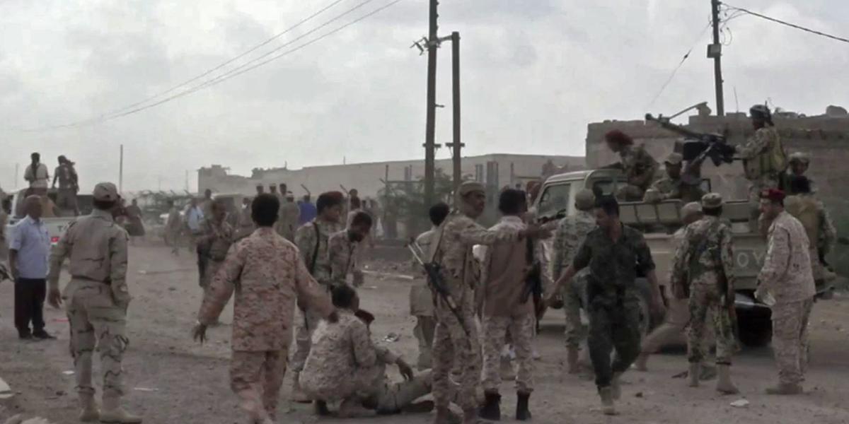Los soldados del ejército de Yemen reaccionando luego de que el dron explotó en la base aérea.