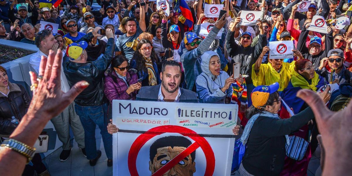 Unas 150 personas se manifestaron frente a la sede del consulado de Venezuela en Miami, Florida (EE.UU.), contra la "usurpación del poder" por parte de Nicolás Maduro.