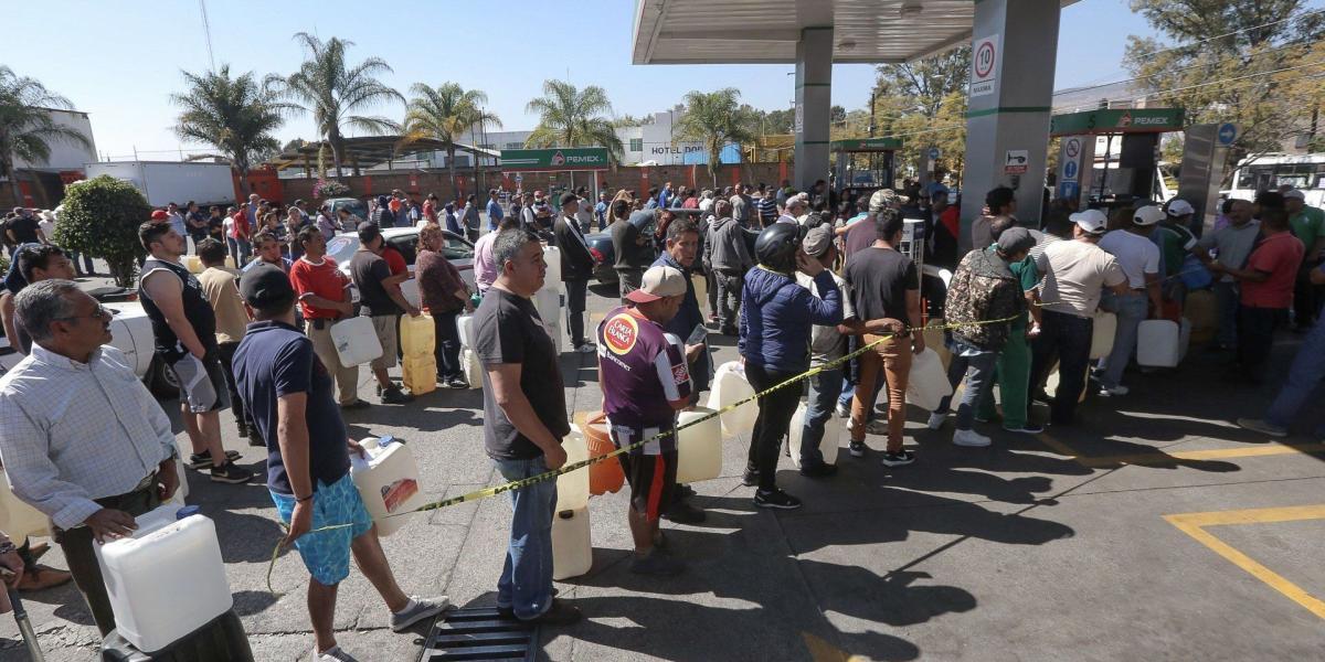 Cientos de personas esperando su turno para lograr obtener unos litros de gasolina en la ciudad de Morelia, en el estado de Jalisco (México).