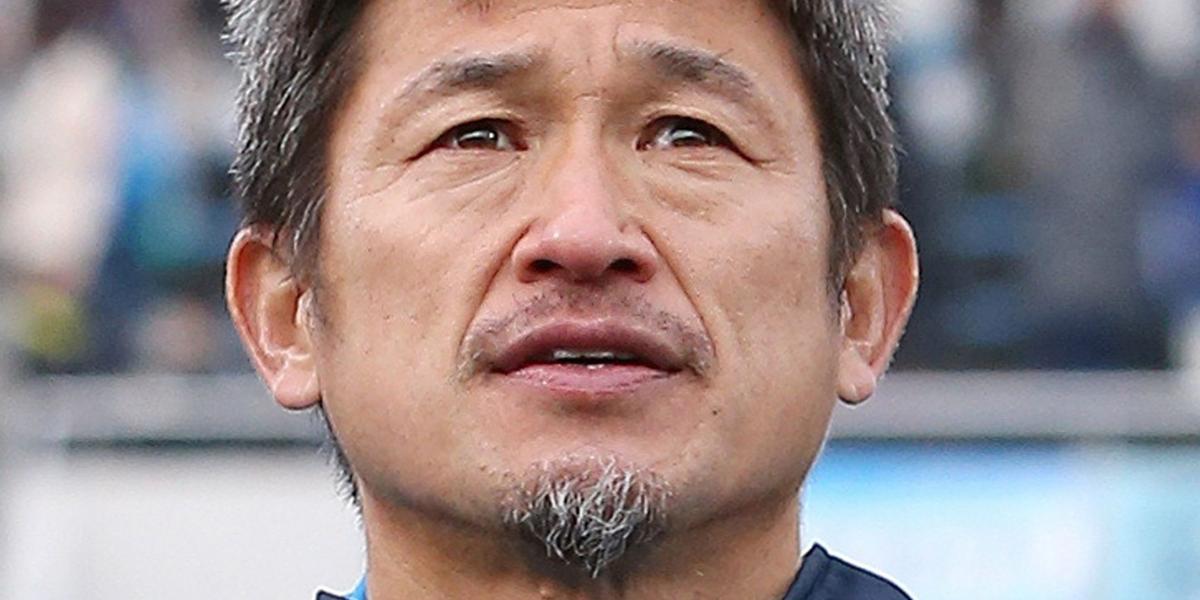 El delantero japonés renovó contrato, a sus 51 años, con el equipo Yokohama.