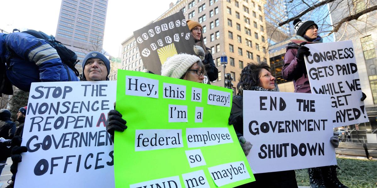 Trabajadores y ciudadanos se reunieron en la oficina de correos de Boston para protestar por el cierre parcial del gobierno.