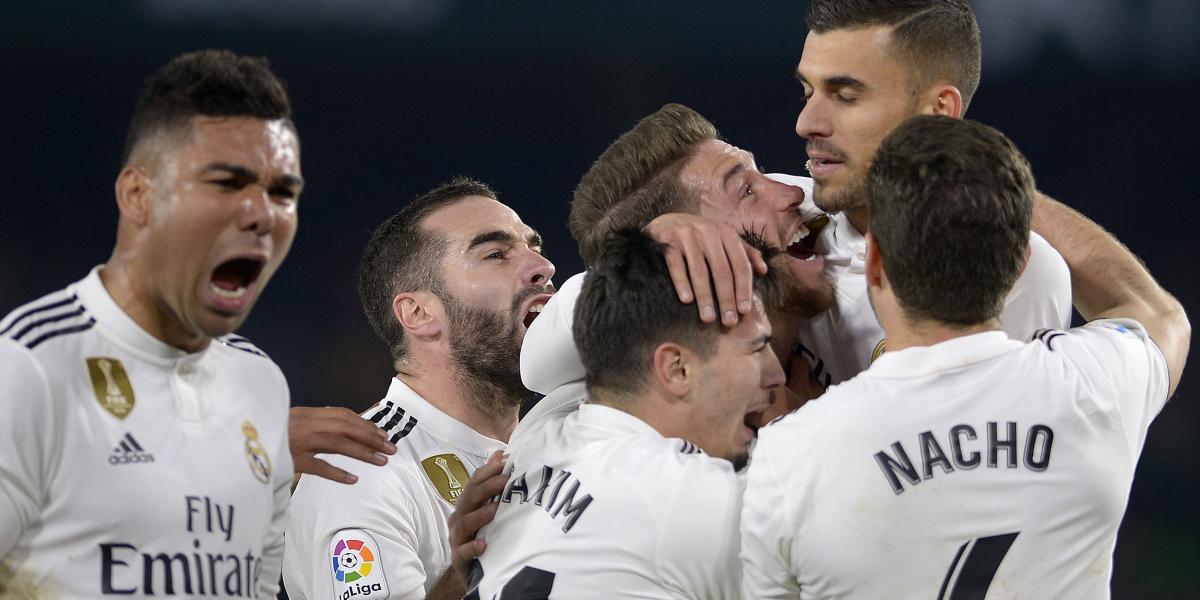 Los jugadores del Real Madrid celebran el gol de Dani Ceballos.