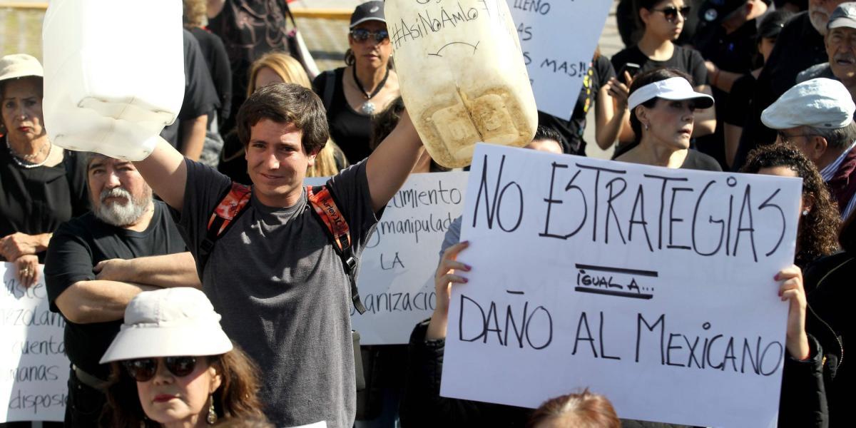 En Jalisco, varios ciudadanos protestaron por la escasez de gasolina en estaciones de servicio.