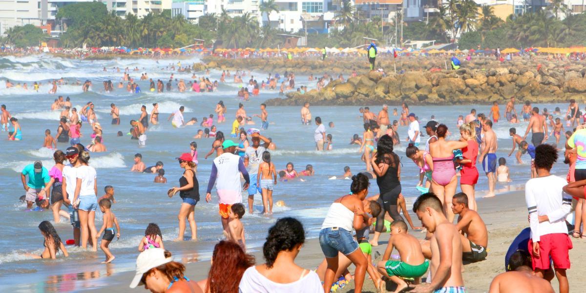 Cartagena sigue siendo uno de los destinos más visitados. Para la muestra, esta playa repleta de turistas durante esta temporada.