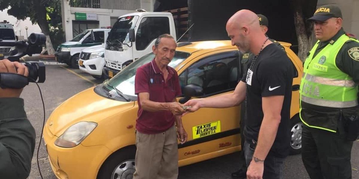 'Don Hortensio', como se conoce al taxista, devolvió los 2,600 dólares que había dejado el director técnico del Cúcuta Deportivo en su vehículo