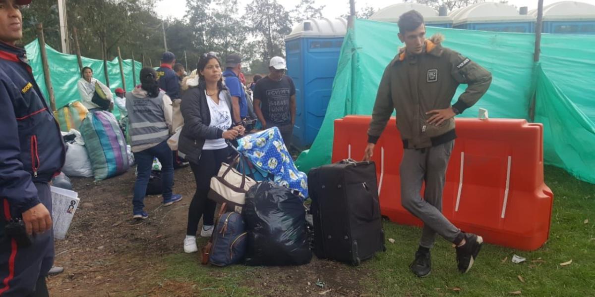 Migrantes venezolanos salen de albergue temporal de Bogotá un día antes del desmonte del campamento.