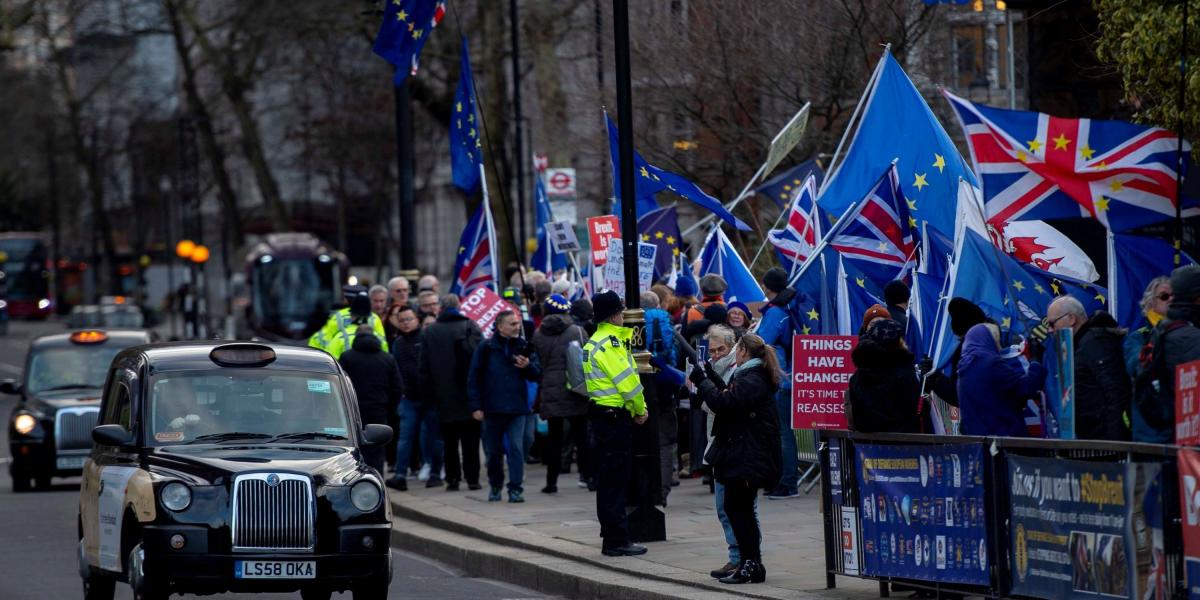 Pro y anti 'brexit' se manifiestan junto al Parlamento de Londres, Reino Unido. La primera ministra británica, Theresa May, pidió apoyo a su acuerdo de salida de la Unión Europea.