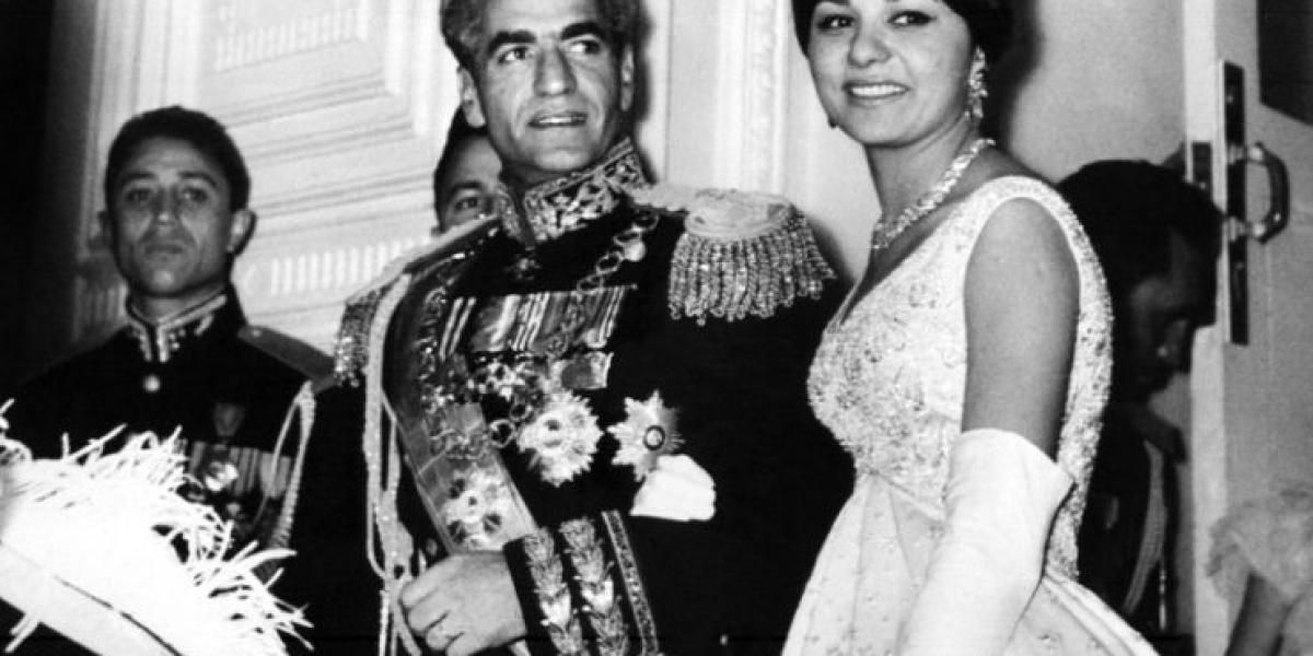 Mohammad Reza Pahlavi y su tercera esposa Farah Diba.