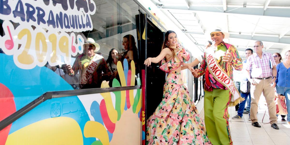 La reina del Carnaval 2019, Carolina Segebre, y el Rey Momo, Freddy Cervantes, promocionan el bus que es dedicado a los rumberos de de la fiesta carnavalera.