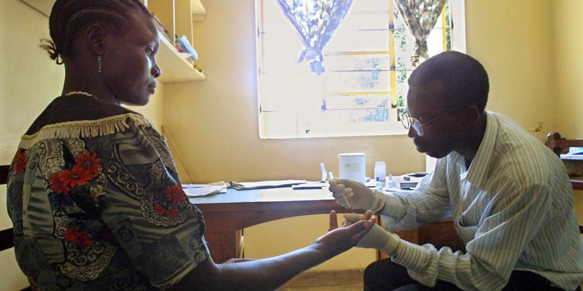 En África muchas veces las madres transmiten el virus del sida a sus hijos.
