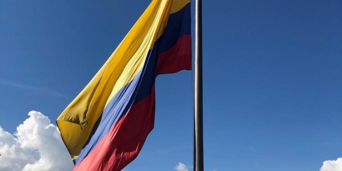 La bandera de Colombia estuvo a media asta tras el atentado.