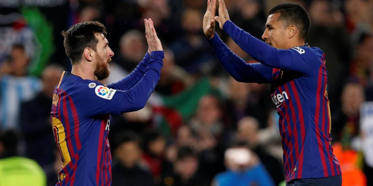 Jeison Murillo (der.) celebra con Lionel Messi el triunfo del Barcelona, 3-0, sobre Levante.